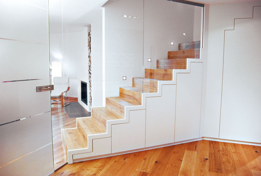 weiße Holztreppe von Wiedmann mit ausziehbaren Schränken als Stauraum