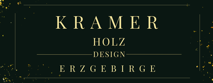 Goldenes Logo mit der Aufschrift „Kramer Holz Design Erzgebirge“ auf dunkelgrünem Hintergrund