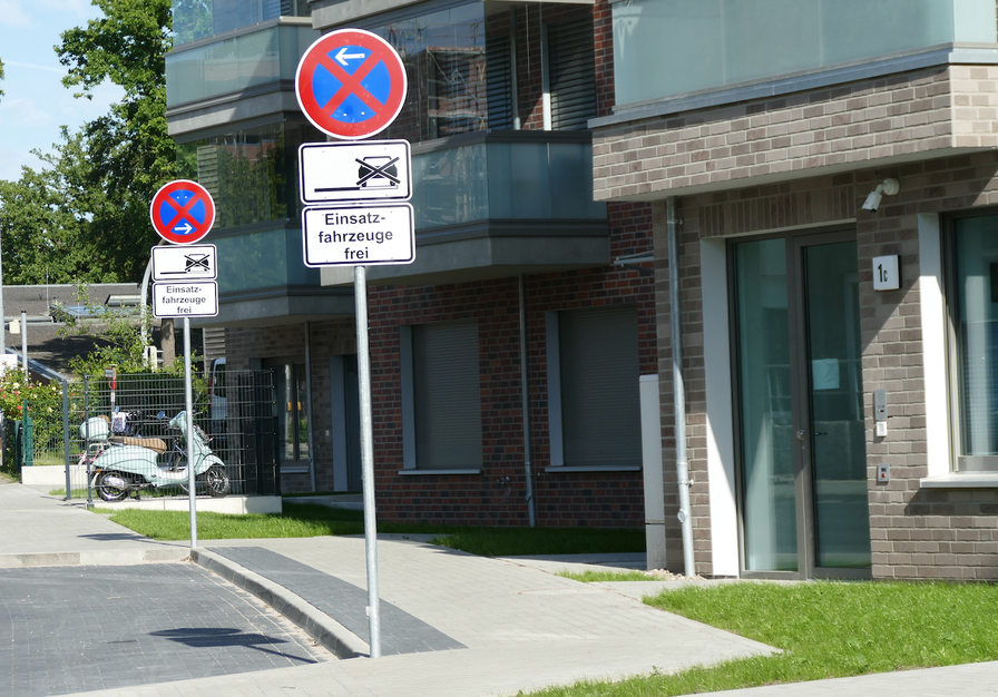 Verkehrsschilder deuten darauf hin, dass hier in Kürze die Polizeiwache ihren neuen Sitz hat