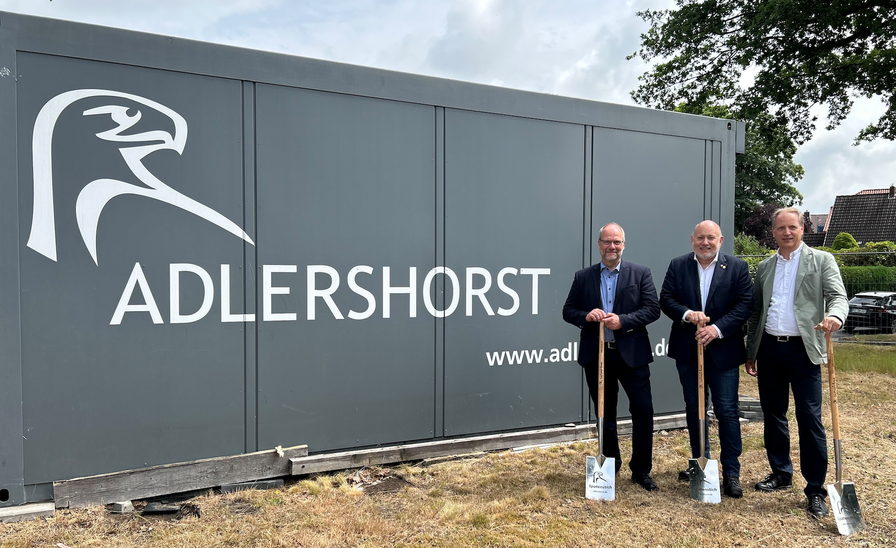 ADLERSHORST-Vorstandsmitglied Martin Henne, Quickborns Bürgermeister Thomas Beckmann und ADLERSHORST-Vorstandsvorsitzender Hendrik Pieper