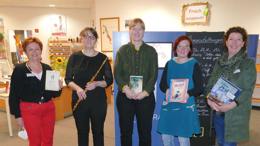 Kristina Preiß, Kerstin Kranz, Daniela Mohr, Hannah Gleisner und Michaela Ploog (v.l.) präsentierten in der Stadtbücherei Musik und Texte zum Thema Freundschaft.