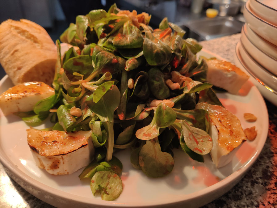 Karamellisierter Ziegenkäse mit Roter Bete und Dressing