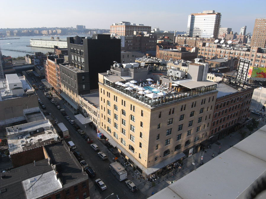 New York　ミートパッキングディストリクトの風景　正面の建物は屋上プールが併設されホテル（2007年10月）