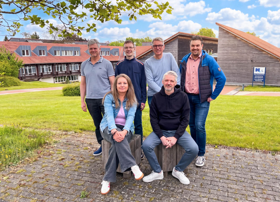 5 glückliche Mitarbeiter