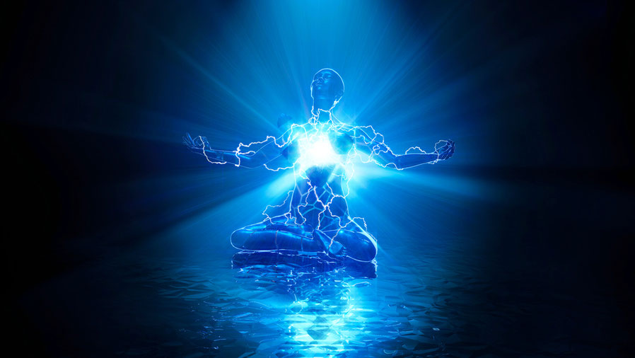 Eine leuchtend blaue Figur meditiert im Lotussitz, umgeben von elektrischer Energie und strahlendem Licht vor einem dunklen Hintergrund.