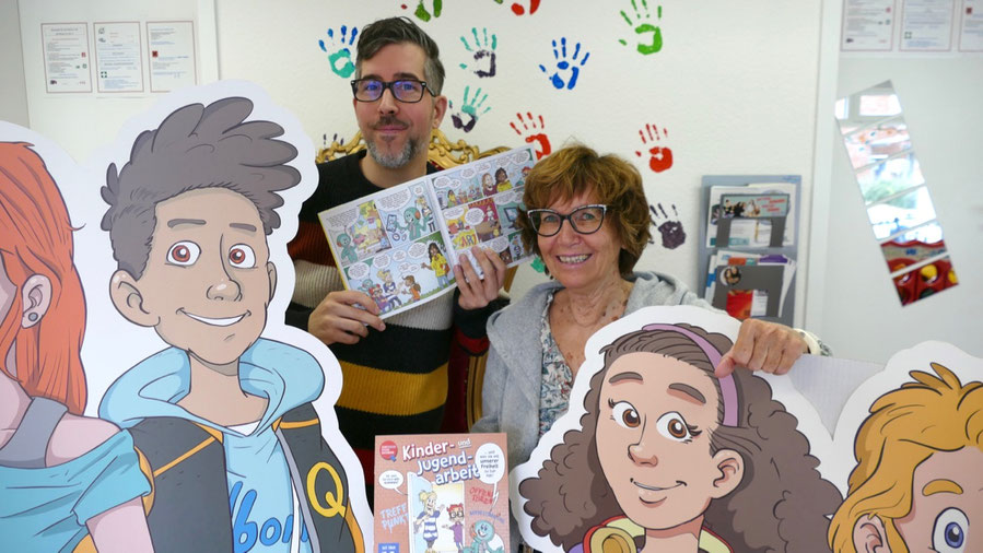 Stadtjugendpflegerin Birgit Hesse und Zeichner Sebastian Kempke stellten im Kreise der Comic-Figuren das neue Comic-Heft vor