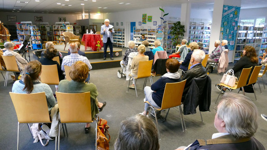 Ein interessiertes Publikum verfolgte in der Stadtbücherei die Lesung von Autor Peter Jäger