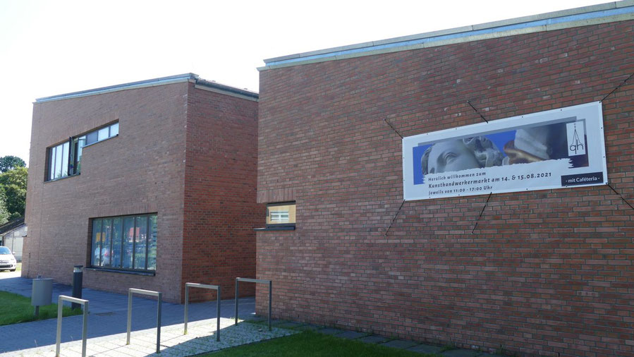 Im Außenbereich des neuen evangelischen Gemeindehauses findet der Kunsthandwerkermarkt statt