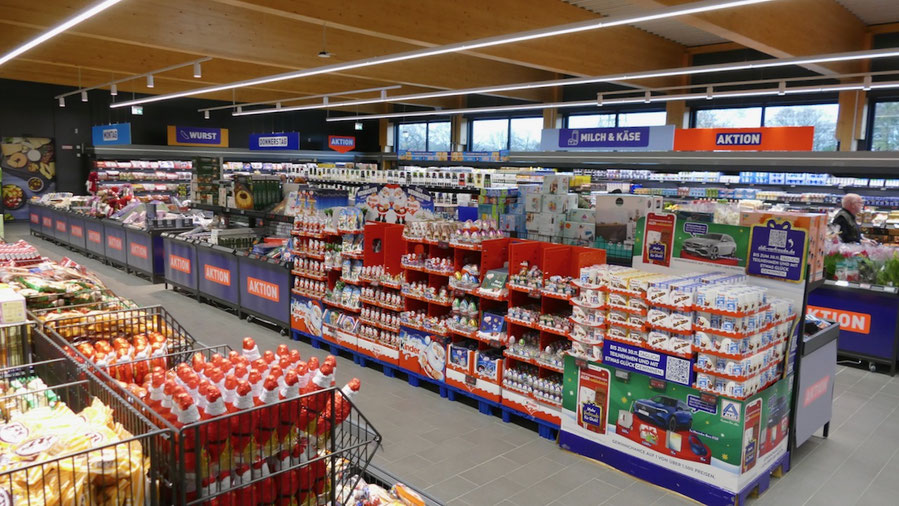 Unter der nachhaltigen Holzdecke: Die großzügigen Gänge des neuen Aldi-Marktes