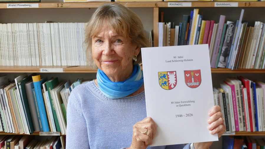 Die Autorin Dr. inge Kutta präsentiert ihr Werk über die Stadtentwicklung Quickborns in den letzten 80 Jahren