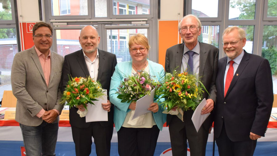 Stellvertreter von Bürgermeister Thomas Köppl (l.) sind Klaus H. Hensel (1. Stadtrat, CDU, 2.v.r.), Astrid Huemke (2. Stellvertretende Bürgermeisterin, SPD) und Thomas Beckmann (3. Stellvertretender Bürgermeister, FDP); Bürgervorsteher bleibt Henning Meyn