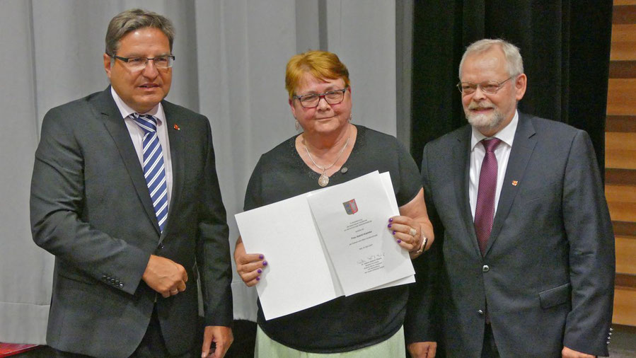 Nach der Laudatio durch Bürgervrorsteher Henning Meyn (r.) überreichte Bürgermeister Thomas Köppl die Urkunde an Astrid Huemke
