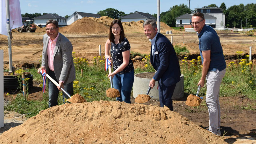 Die Vier von der Baustelle: Bürgermeister Köppl, Jeannine Müller (Stadtwerke Quickborn), LEG-Geschäftsführer Burkhard Schmütz und Patrick Frahm, Geschäftsführer der Tief- und Straßenbau Nord GmbH