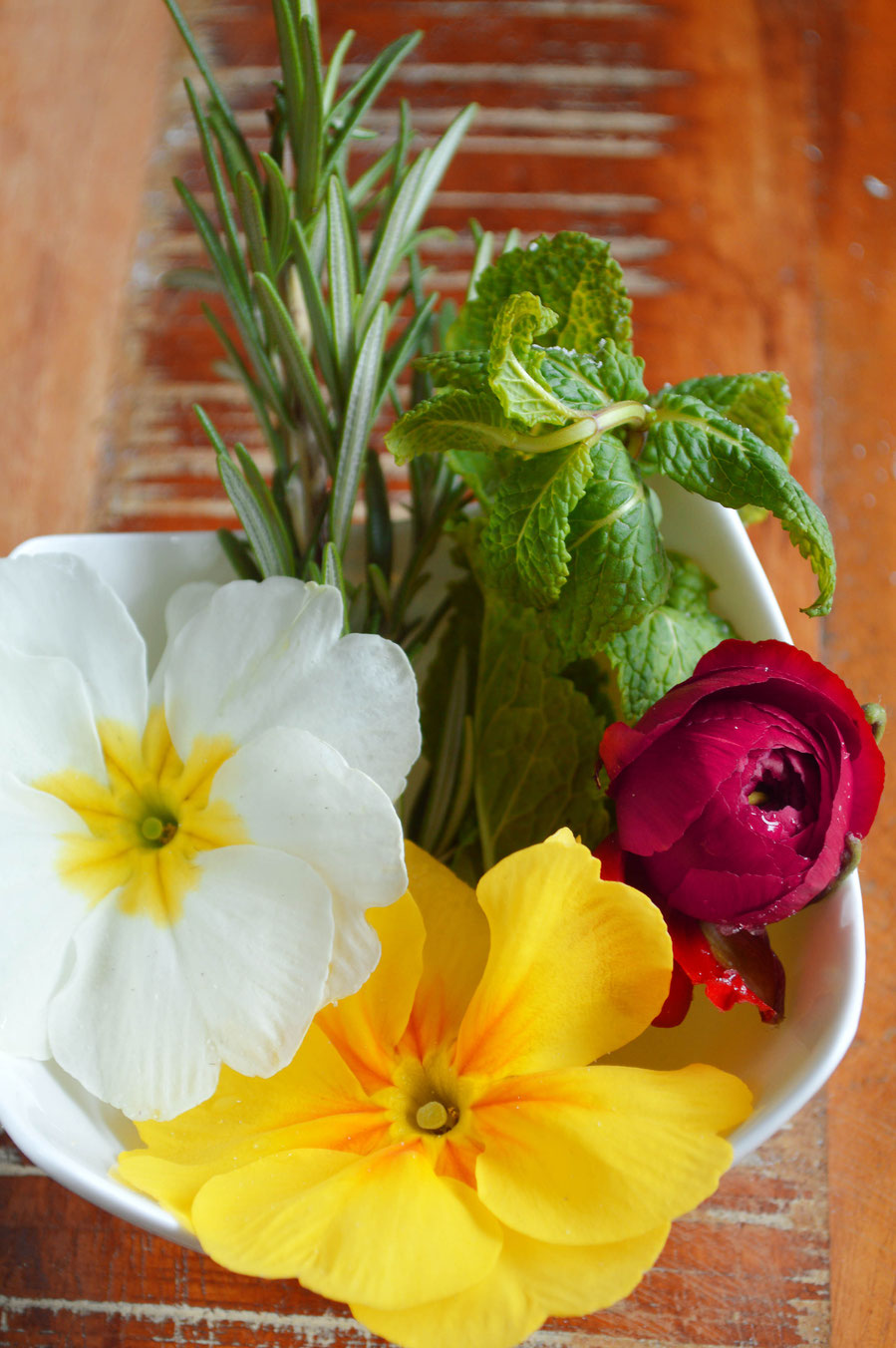 Zucker, Zutaten, Peeling, Kamillenblüten, Lavendelblüten, Kokosöl, Rosenknospen, Rosenblätter, Februar, Winter, Primel, , Ranukel, Schale, Kräuter, Pfefferminze, RosmarinImbolc, Reinigung, Naturkosmetik,