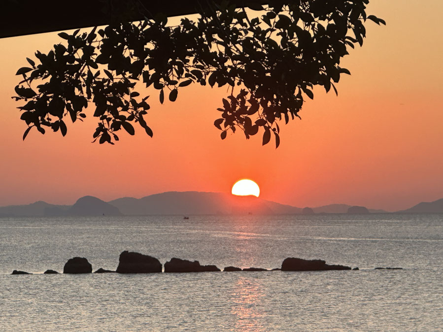 Sonne geht hinter den Hügeln einer burmesischen Insel unter