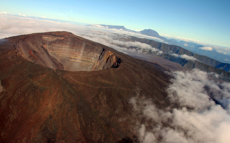 世界遺産「レユニオン島の峻峰群・圏谷群及び岩壁群」、火口はピトン・ド・ラ・フルネーズのクラテーレ・ドロミュー。遠くに見える山塊、左がグラン・ベナール、右がピトン・デ・ネージュ 