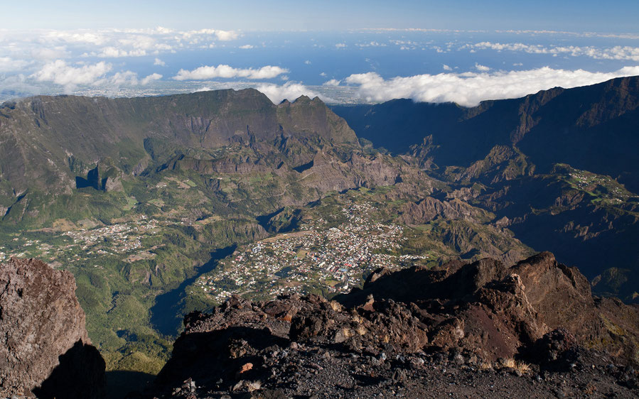 世界遺産「レユニオン島の峻峰群・圏谷群及び岩壁群」、シラオス・カール。カールはもともとカルデラで、奥に見えるような岩壁＝ランパールが一帯を取り囲んでいた