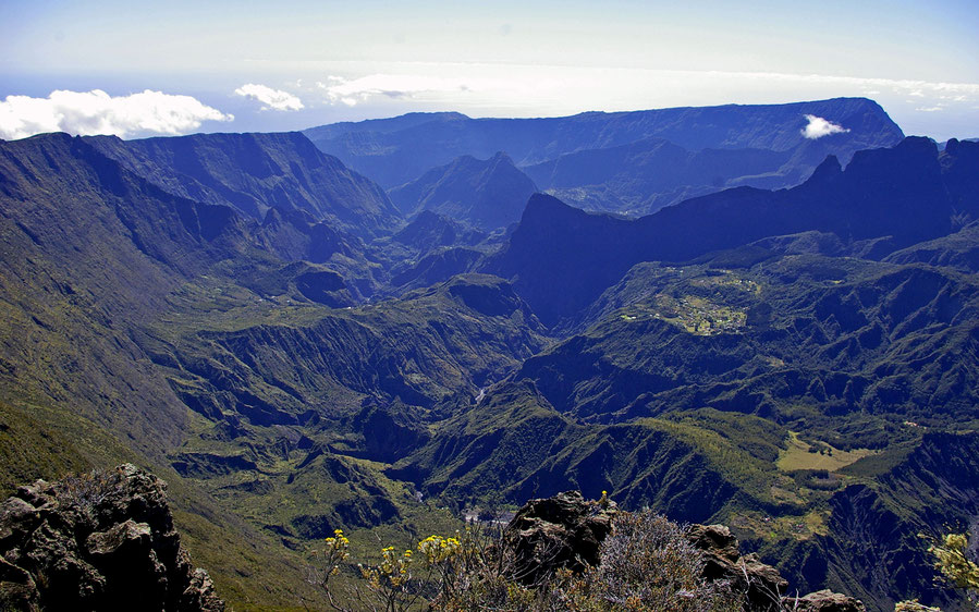 世界遺産「レユニオン島の峻峰群・圏谷群及び岩壁群」、グラン・ベナールから眺めたマファト・カールのダイナミックな景観