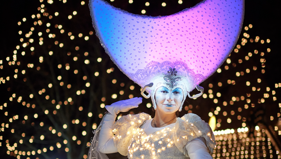 Die „Mondfrauen“ mit ihrer Stelzenkunst werden auf dem Quickborner Weihnachtsmarkt zu erleben sein