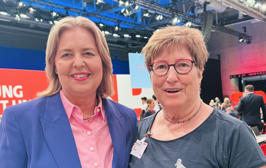 Auch Bärbel Bas, die neue SPD-Co-Vorsitzende, beglückwünschte Elke Schreiber (r.)