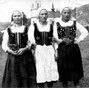 Olga (pierwsza z prawej) z siostrami w 1940 r