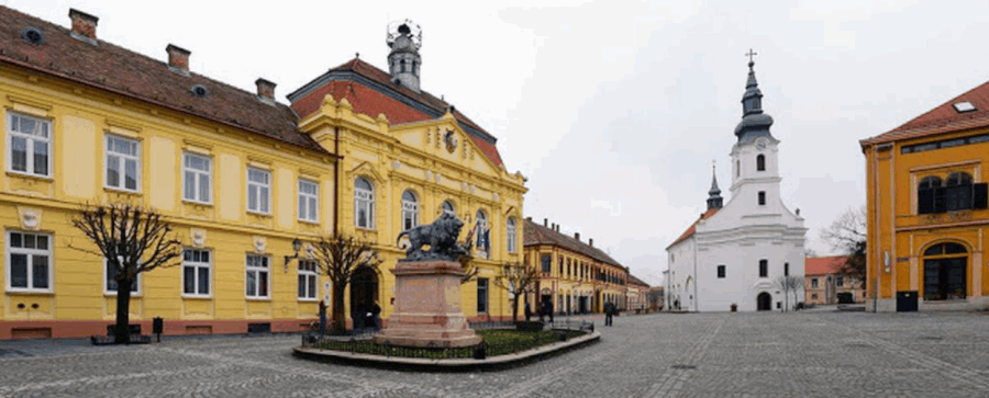 Centralni trg u Sigetu, desno gradska vijećnica, naprijed Crkva Sv.Roka, nekada Ali-Pašina džamija (vidi se po obliku zidova)
