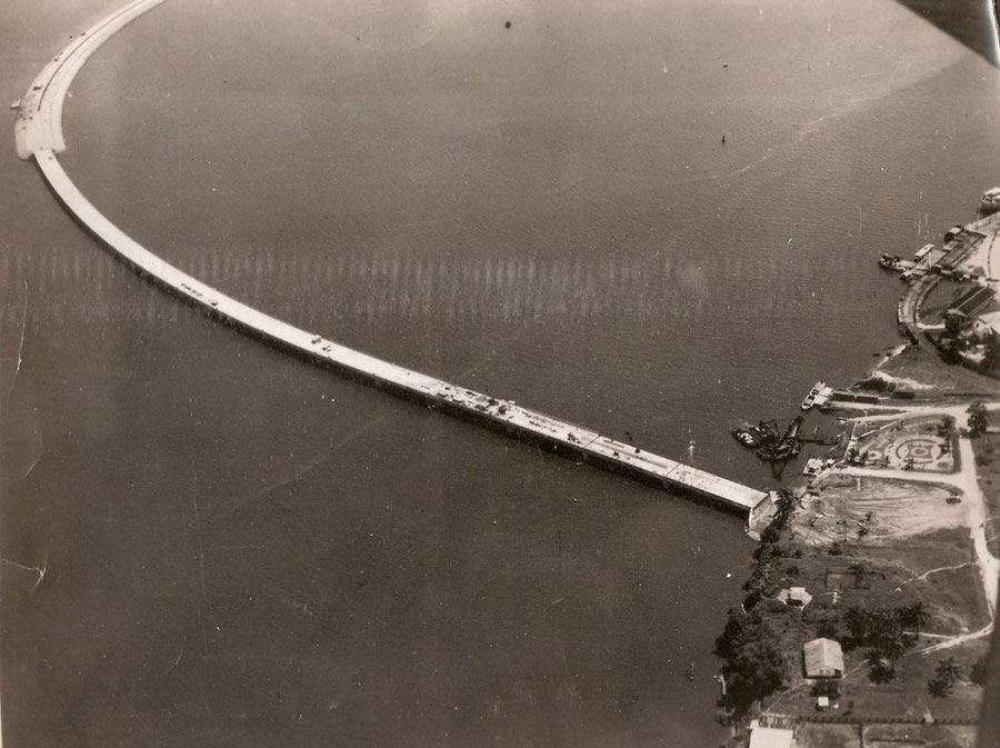 Le pont du Wouri du côté Bonabéri, en fin de construction en 1954