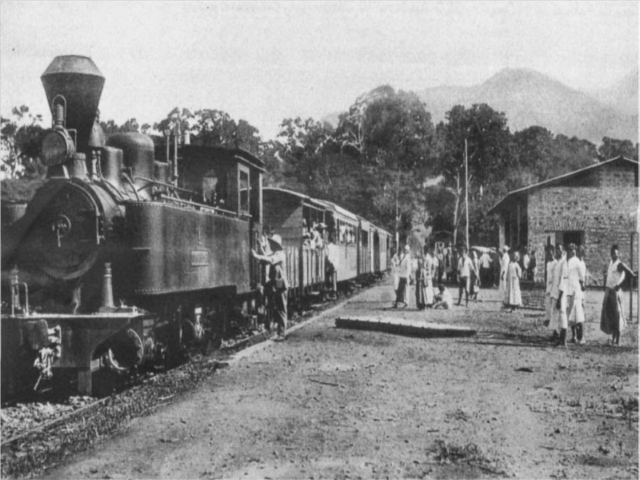 Un train dans l'Afrique coloniale