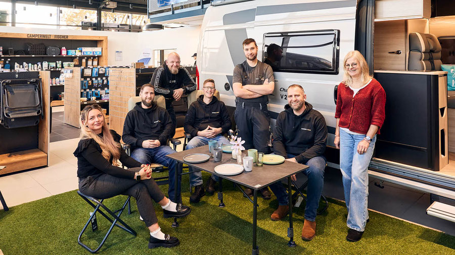 Mitarbeitende der Camperwelt Fischer im Shop.