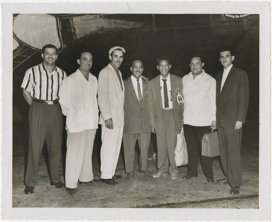 1958 - Rolando Laserie, Aeropuerto de Panamá: Abuela López (Bailarín), Abrahám Malca, Manager, Papi Arosemena (Musico), Rolando Laserie, Bombito Romero y Manolín Díaz (Cantante). Nombres por Raúl Ortíz y Mario García Hudson.