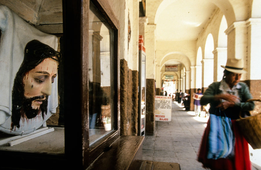 Strassenszene mit Christus-Figur in Quito ©Bernd Euler