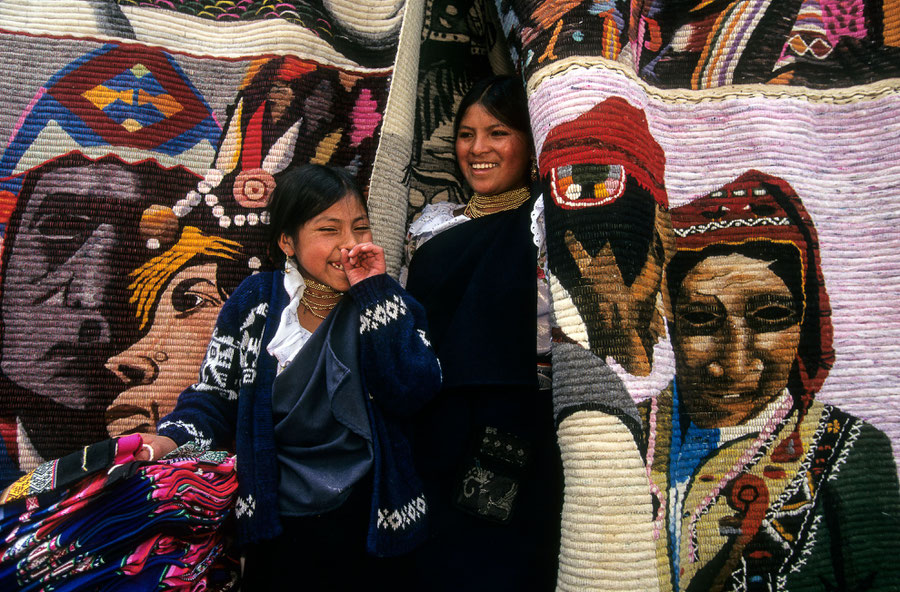 Kinder mit Teppichen am Kunsthandwerkermartk in Quito, Ecuador ©Bernd Euler