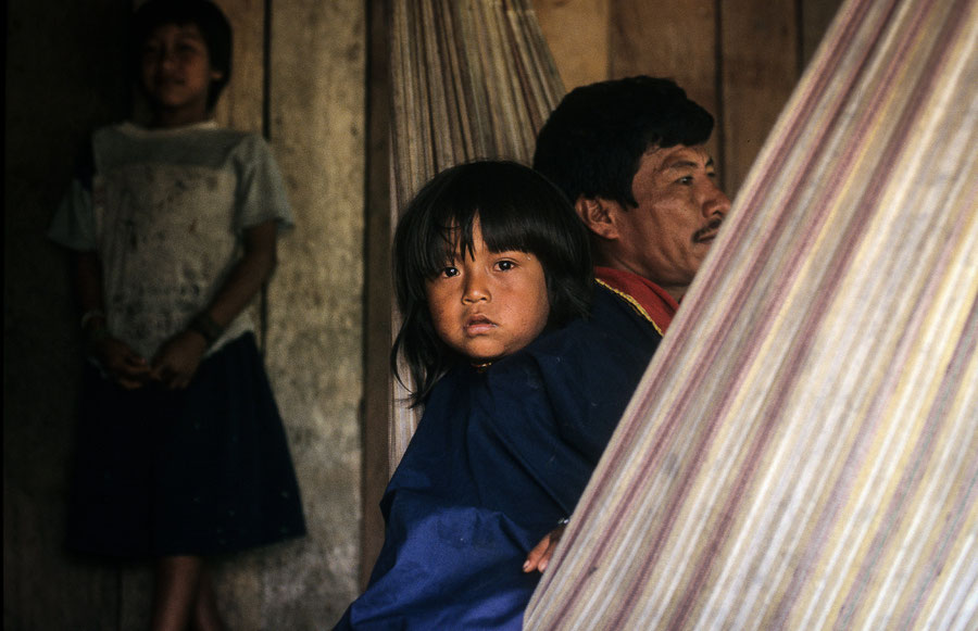 Inidgenes Kind und Vater in einer Hängematte, Ecuador ©Bernd Euler