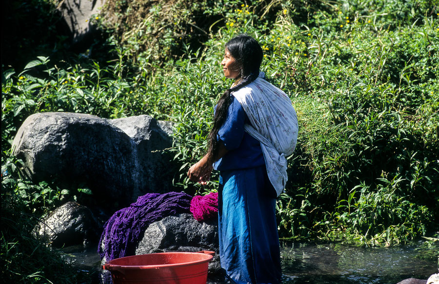 Wollwäscherin am Fluss, Ecuador ©Bernd Euler