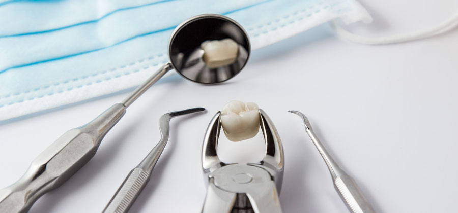 Zahnextraktion – das Zahn ziehen wird unter Betäubung durchgeführt