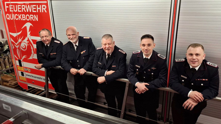 Die gewählten Kameraden mit der Wehrführung: Wehrführer Wido Schön, stv. Wehrführer Daniel Dähn, Kassenführer Jens Klinkforth, Gruppenführer Marcel Scheel, Zugführer Torben Fehrs (v. l.)
