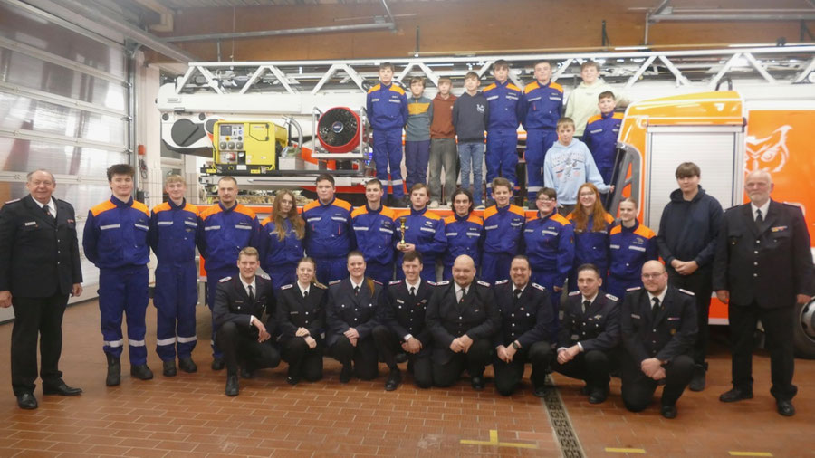 Die gesamte Jugendfeuerwehr Quickborn, gerahmt von der Wehrführung. Vorne das Ausbilder-Team.