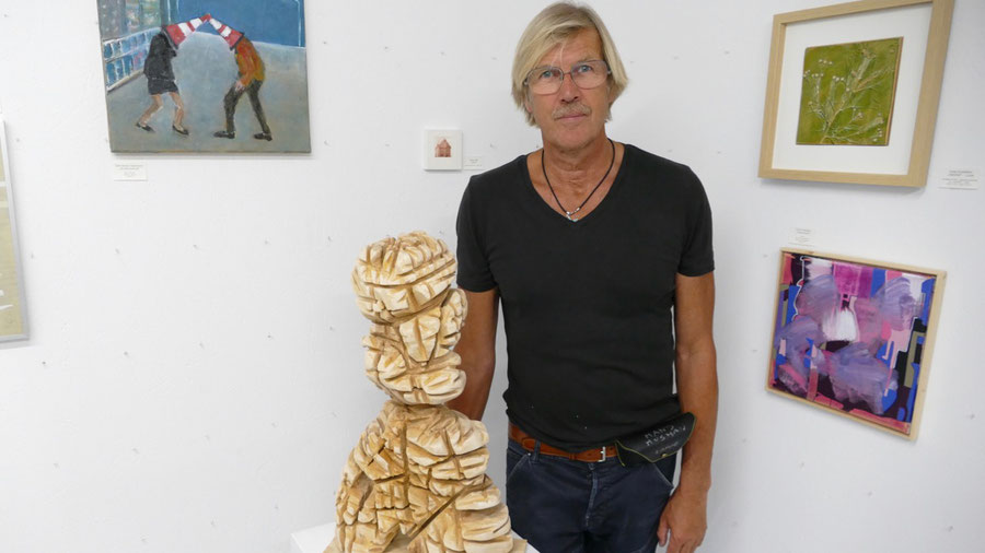 Der Quickborner Künstler Hans Hushahn ist auch im neuen Kunstzimmer mit Arbeiten vertreten