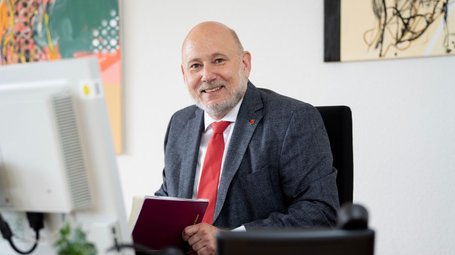 Bürgermeister Thomas Beckmann freut sich über die Haushaltsfreigabe 2026 (Foto: Stadt Quickorn)