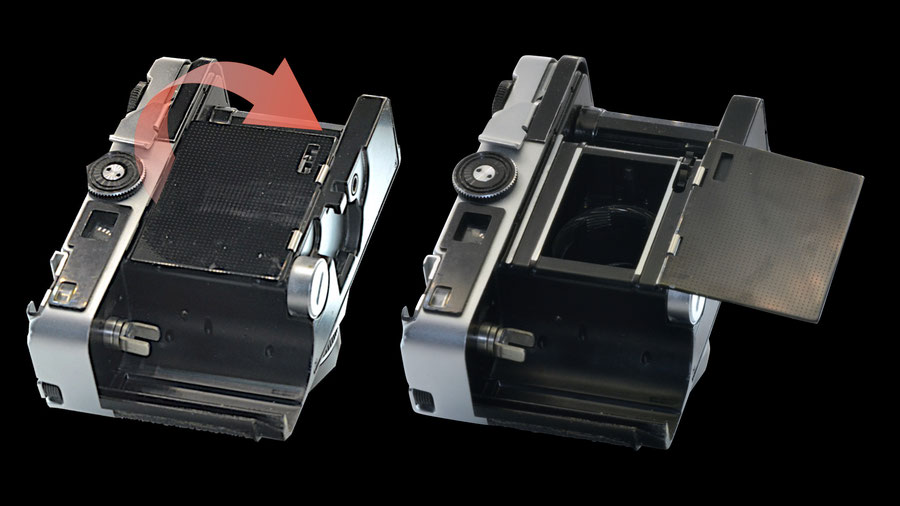 このての小型カメラの圧版は、カメラ本体側に側に付いている事が多く、圧板を開いてからフィルムを装填します、