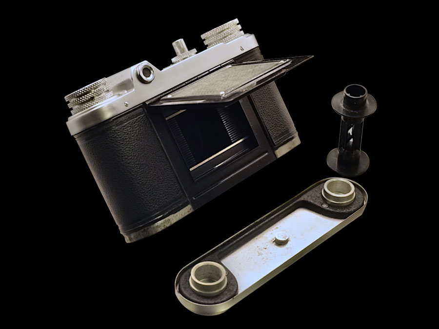 　ALTIX Ⅲのフィルムを装填の際にはカメラの背面中央部が開閉するので、この当時のカメラに見られる儀式・フィルムの先端数センチを切り取らなくても装填できるカメラの設計となっています。