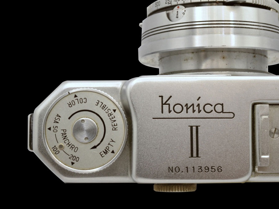 フィルムインジケーターも丁寧に製作されていることが判ります。また、軍幹部のKonicaⅡのロゴもデザイン良く、はっきり、くっきりときれいに刻印されています。