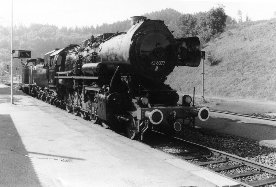 Die 52 8077 nach der Überführung vom Bw Heilbronn bei ihrer Ankunft in Kochertal - Gleis 1  im Bahnhof Gaildorf West im Herbst 1992.