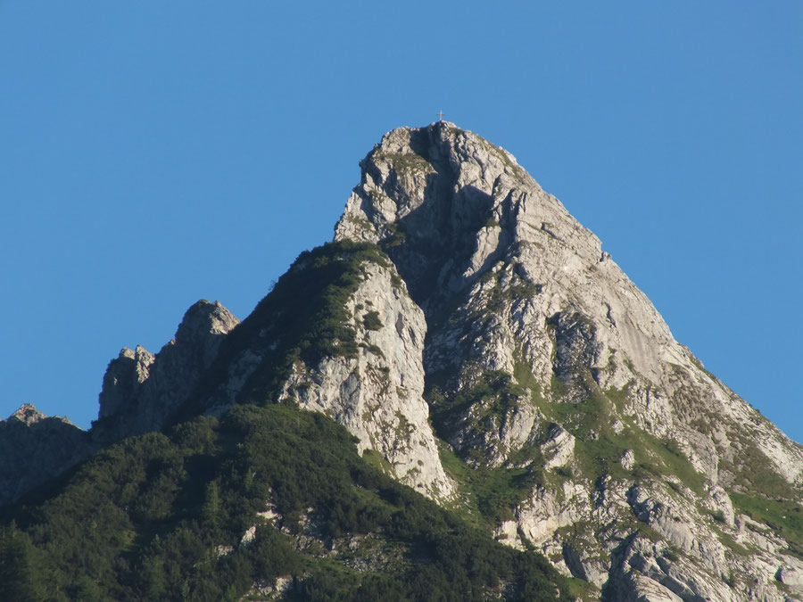 Berg mit Gipfelkreuz