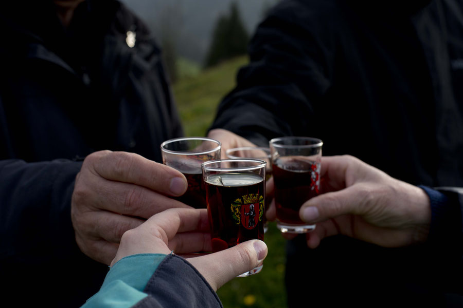 Appenzeller trinken, wie es sich gehört, Appenzell, Schweiz