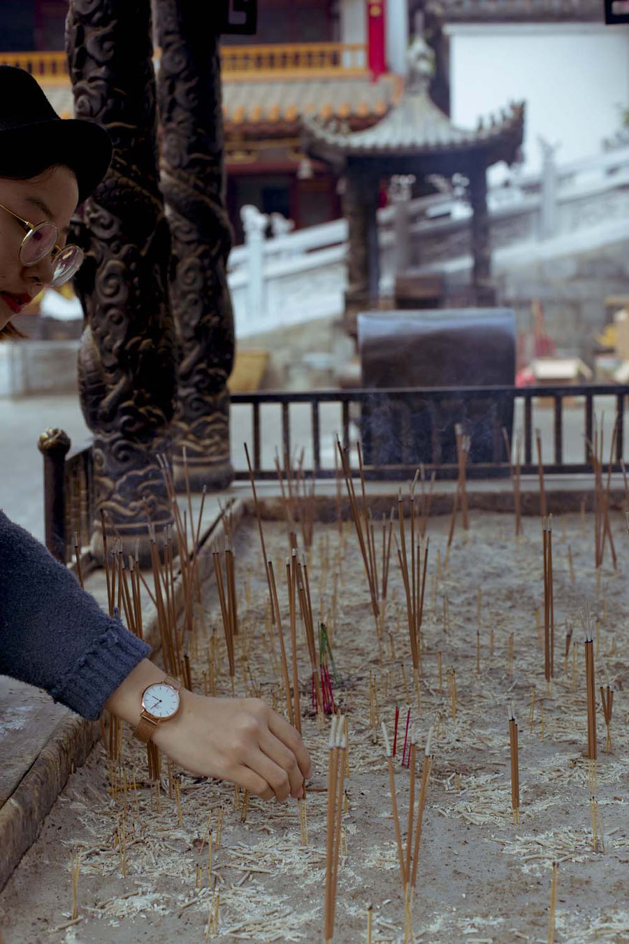 Smelly prayers, Kunming, China