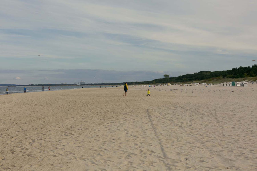 The Beach in Ahlbeck with kids in yellow coats and old people walking along the sea