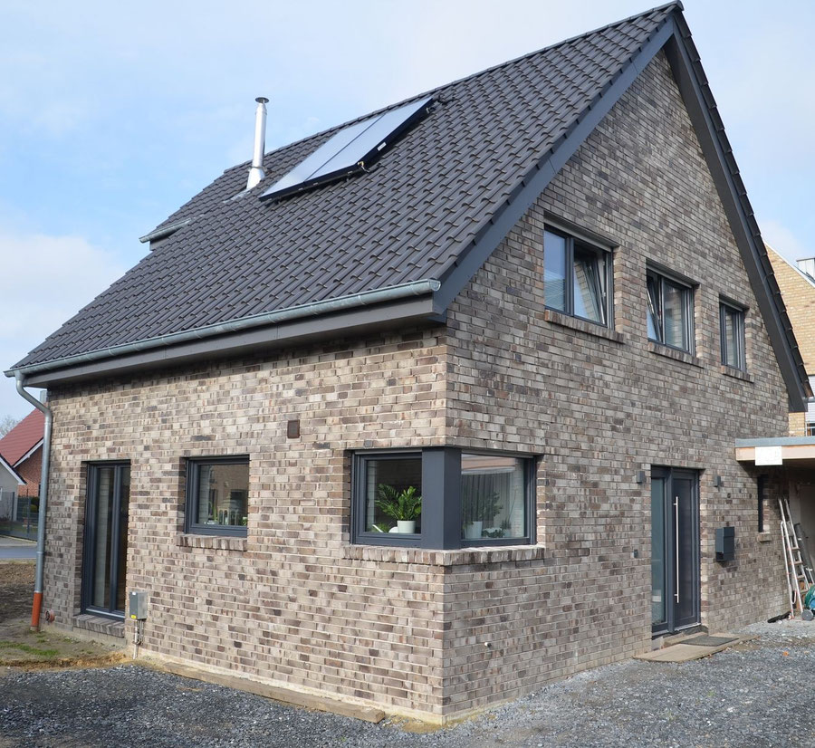 Bild1. Eingang Haus B in Gelmer, bockhaus-odenthal architekten münster, architektur, immobilien,design, interior,Carport mit seitlichem Abstellraum Heizung : Gas-Brennwert Kunststofffenster : Inoutic Prestige ABC-Klinker : Sylt Magma Kohlebrand Dachpfan
