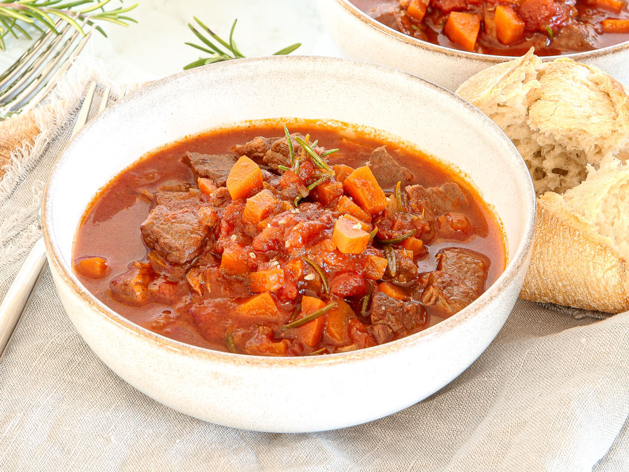 Rindergulasch in Tomatensauce mit Thymian und Orangensaft