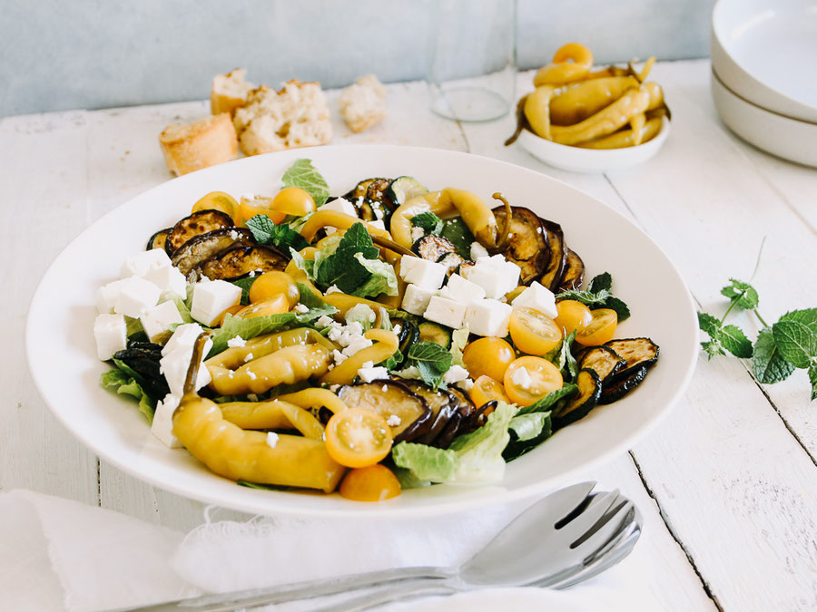 Mediterraner Bauernsalat mit gegrilltem Gemüse